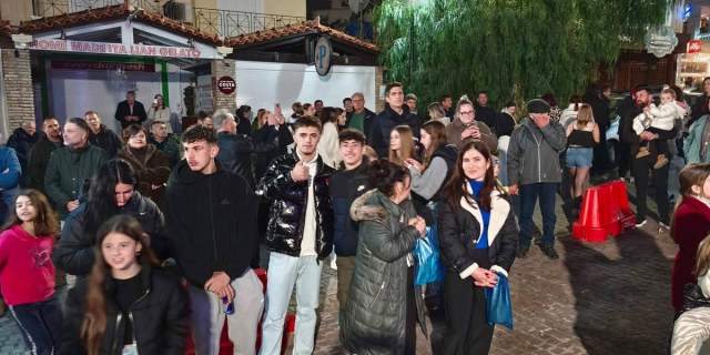 Λαμπερό Άναμμα Χριστουγεννιάτικου Δέντρου στη Σκάλα Κεφαλονιάς με πλήθος κόσμου και εορταστική ατμόσφαιρα