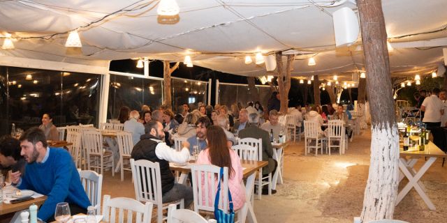 Γεύσεις και εκλεκτά κρασιά δίπλα στη θάλασσα στο μοναδικό «Seaside Wine Pairing Experience»