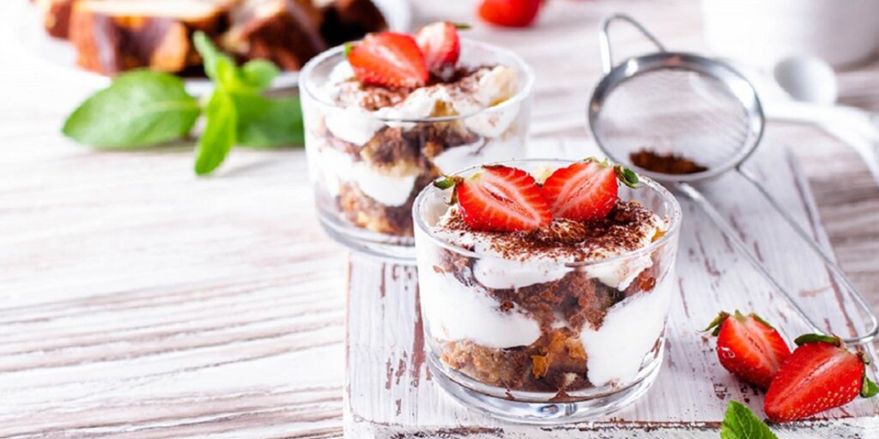 Trifle με τσουρέκι, γιαούρτι και φράουλες