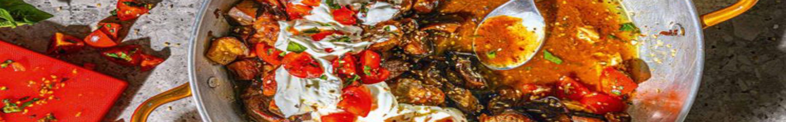 Τηγανιά χοιρινή με μελιτζάνες και γιαούρτι