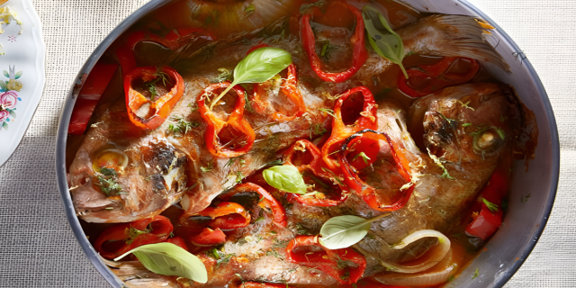 Λυθρίνια φουρνιστά με πιπεριές Φλωρίνης