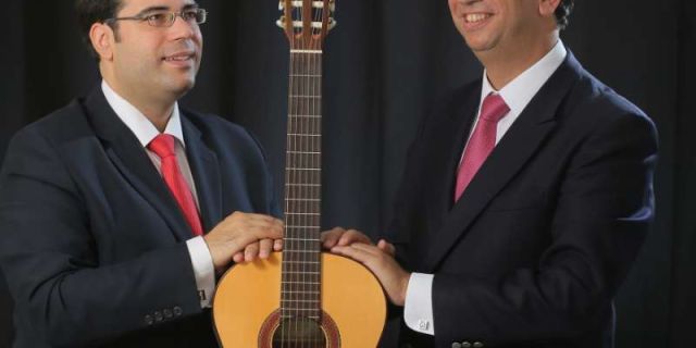 Λαϊκή καντάδα για τη σημερινή γιορτή από τους αδερφούς Καραβιώτη!