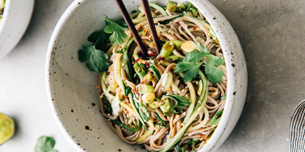 Σαλάτα noodles με σουσάμι και αγγούρι