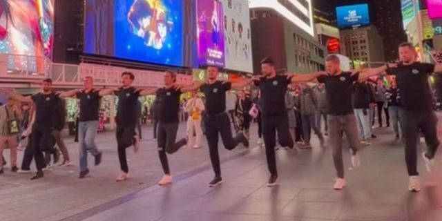 Χόρεψαν πεντοζάλι στην καρδιά της Times Square