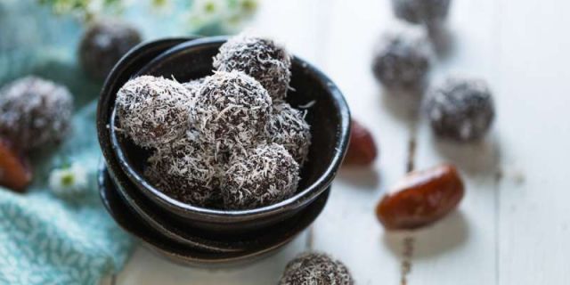 Συνταγή για σοκολατένια Energy Balls με τριμμένη καρύδα