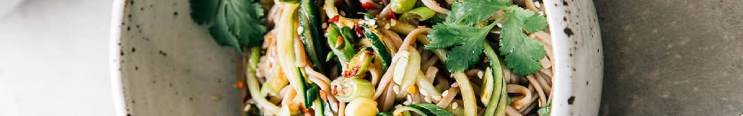 Σαλάτα noodles με σουσάμι και αγγούρι