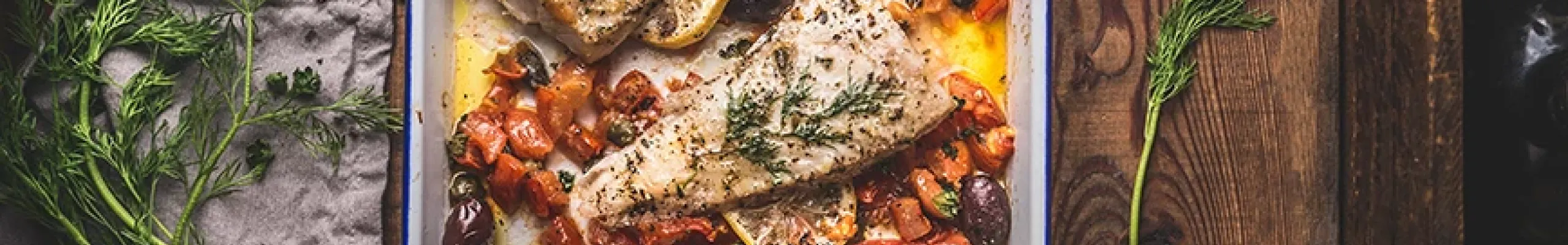 Μπακαλιάρος στο φούρνο με ντοματίνια και ελιές
