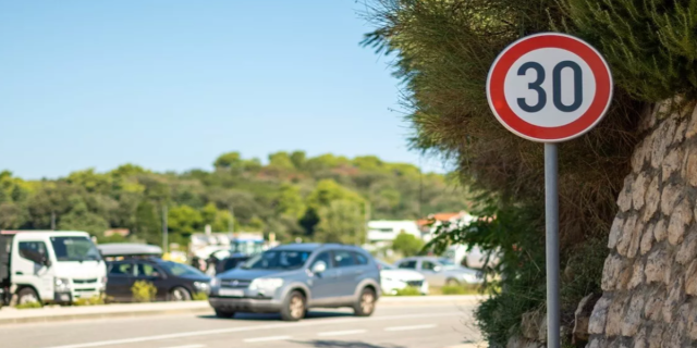 Τι πρόστιμο θα πληρώσετε αν οδηγείτε με πάνω από 30 χλμ/ώρα