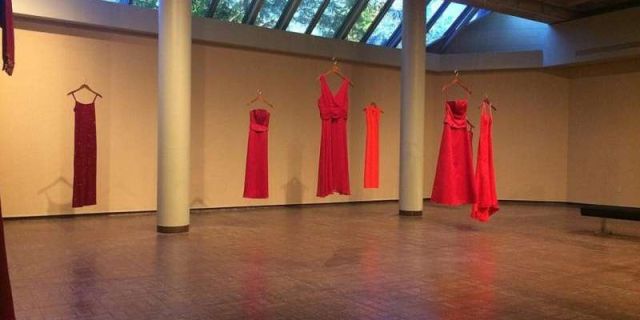 «Τα κόκκινα φορέματα»: Ένα project κατά της βίας των γυναικών