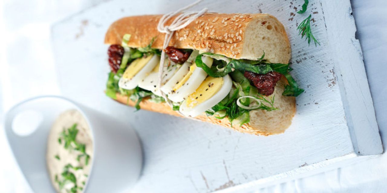 Μπαγκέτα γεμιστή με τα πασχαλινά αυγά που περίσσεψαν