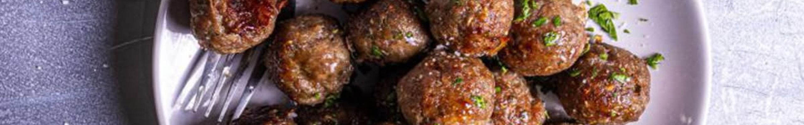 Συνταγή για χοιρινούς κεφτέδες με πάπρικα και ούζο στον φούρνο