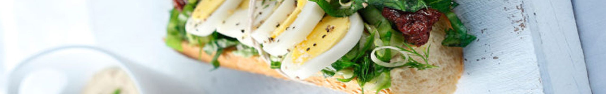 Μπαγκέτα γεμιστή με τα πασχαλινά αυγά που περίσσεψαν