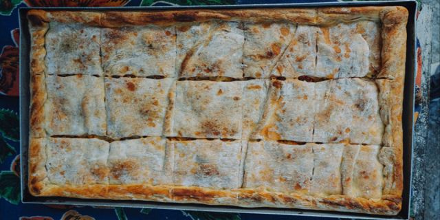 Συνταγή για μπακαλεόπιτα (πίτα με παστό μπακαλιάρο) από την Κεφαλονιά