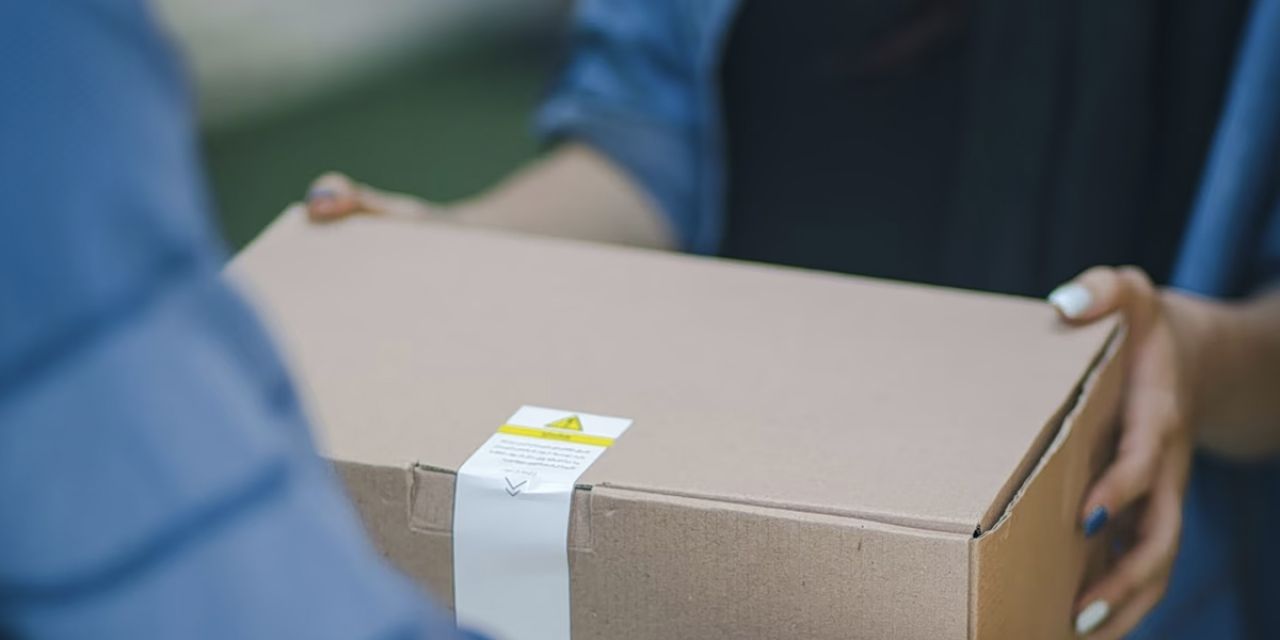Αντικαταβολές στα Couriers: «Βροχή» αντιδράσεων για το τέλος των μετρητών
