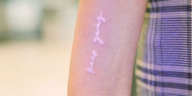 UV Tattoos: Σε περίπτωση που θέλεις όντως ένα διακριτικό τατουάζ, μπορείς να κάνεις ένα αόρατο