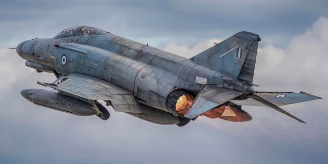 Διέλευση μαχητικού αεροσκάφους F-4 Phantom πάνω από το Αργοστόλι