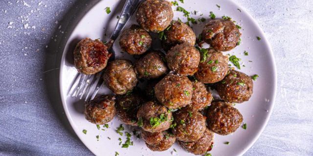 Συνταγή για χοιρινούς κεφτέδες με πάπρικα και ούζο στον φούρνο