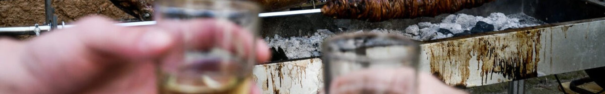 Με σούβλες και έθιμα γιορτάζει το Πάσχα όλη η Ελλάδα