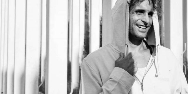 Ο Γιάννης Δρυμωνάκος έκανε snowboard στην Πεντέλη – Δεν θα πιστέψεις πώς!