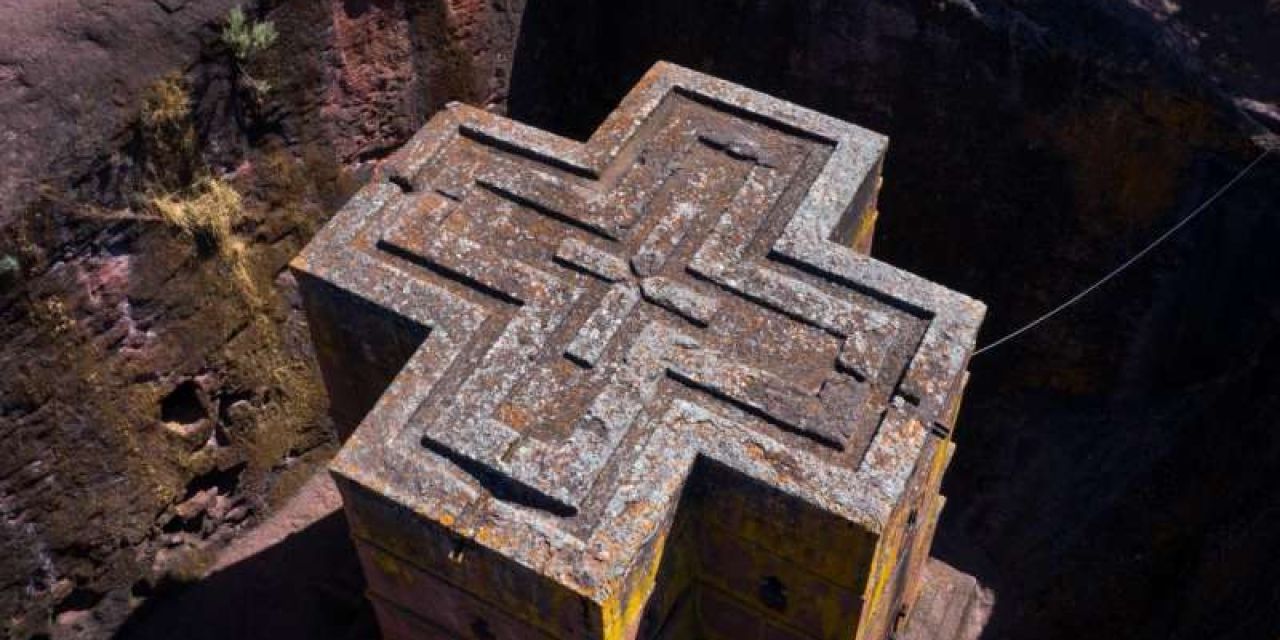 Ο μονολιθικός ορθόδοξος ναός στην Αιθιοπία με σχήμα σταυρού που είναι σκαλισμένος σε βράχο