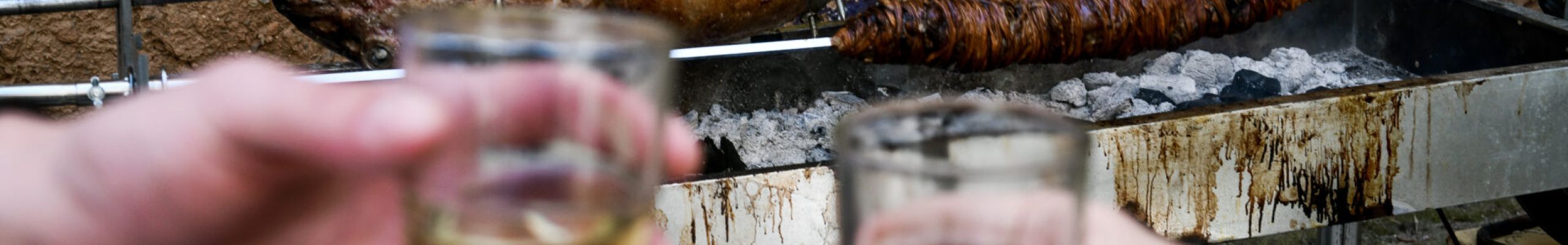 Με σούβλες και έθιμα γιορτάζει το Πάσχα όλη η Ελλάδα