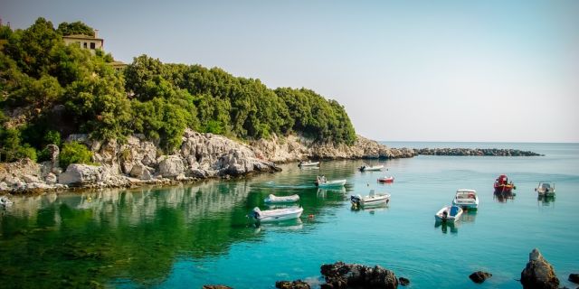5 παραθαλάσσιοι προορισμοί για να αποδράσετε το τριήμερο της Πρωτομαγιάς