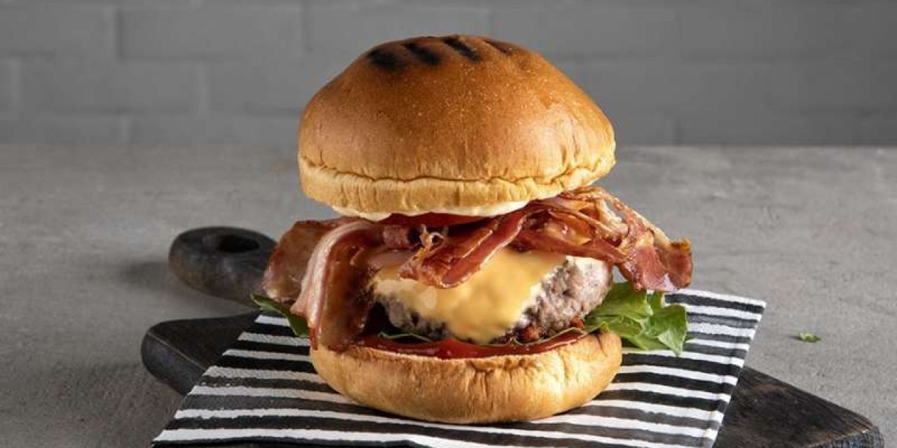 Τι μαγειρεύουμε σήμερα; Cheeseburger από τον Άκη!