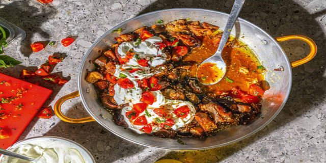 Τηγανιά χοιρινή με μελιτζάνες και γιαούρτι
