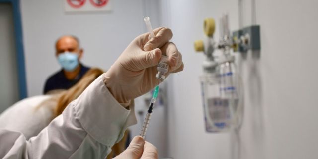 4η δόση εμβολίου: Ανοίγει σήμερα στο emvolio.gov.gr η πλατφόρμα των ραντεβού για τους 70-79