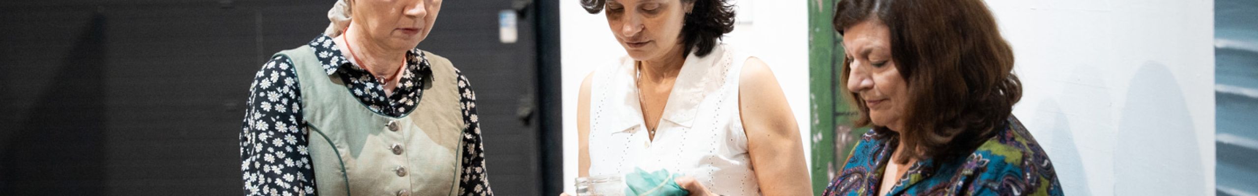«Τρυπώσαμε» στις πρόβες της παράστασης του Ερασιτεχνικού Θεάτρου Κεφαλονιάς λίγο πριν την πρεμιέρα