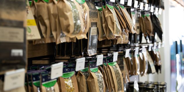 Στο κατάστημα Bio Market στο Αργοστόλι θα βρείτε μεγάλη ποικιλία σε βότανα και τσάι