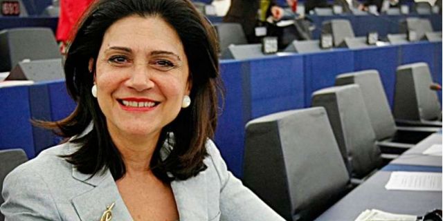 Η Περιφερειάρχης προσφέρει το 50% δυο μισθών της στη μάχη κατά του κορωνοϊού