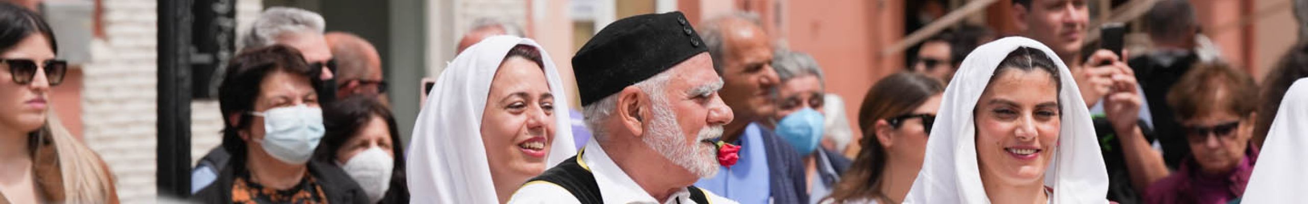 Αργοστόλι: Το έθιμο των «μπότηδων» στην Πλατεία Καμπάνας [23.04.2022]￼
