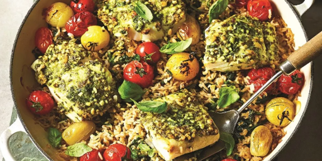 Μπακαλιάρος με πέστο, ρύζι και ντοματίνια