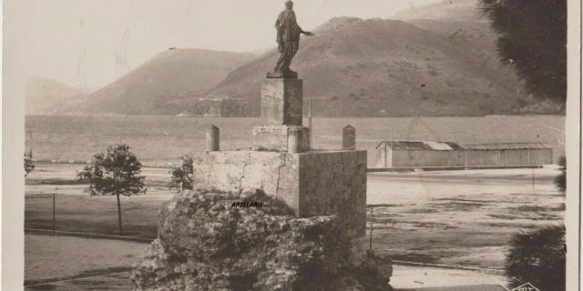 H πλατεία Μέτελα με το άγαλμα