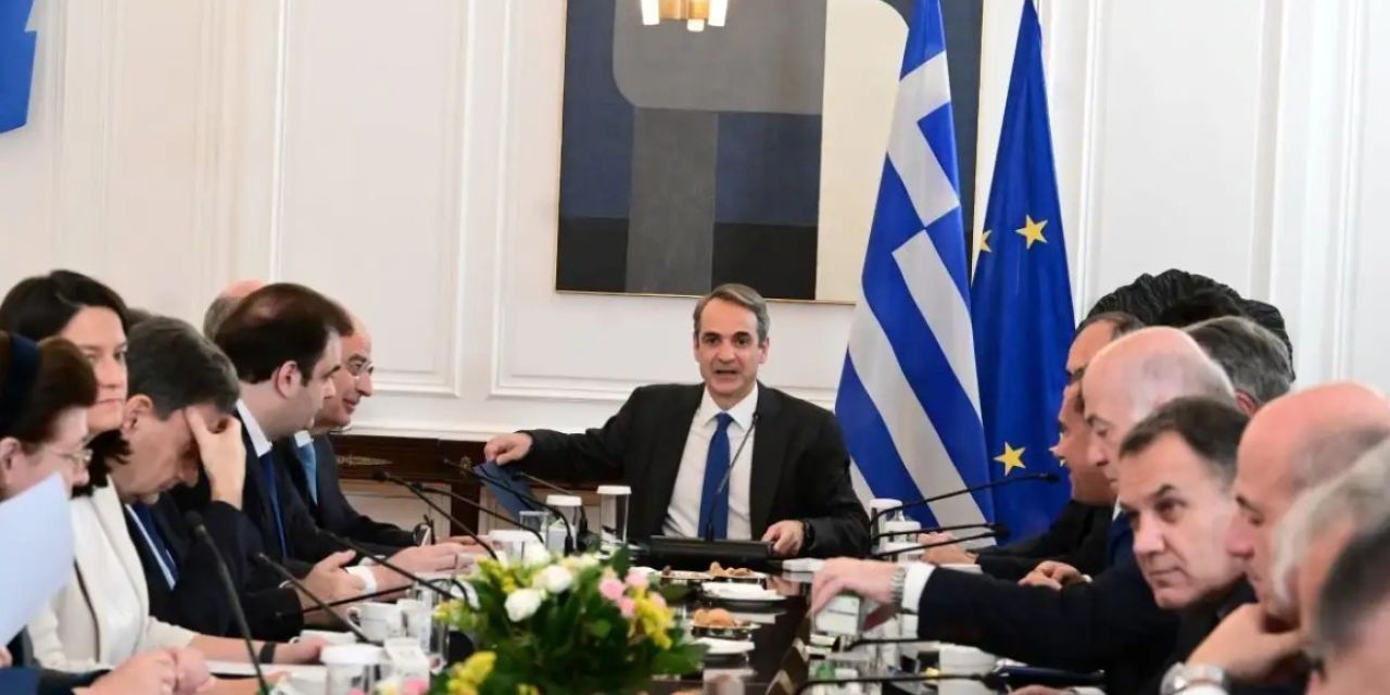 Ο ανασχηματισμός ανακοινώνεται τις επόμενες ώρες – Ο ρόλος Χατζηδάκη και η επιστροφή Παπασταύρου, Σκρέκα και Πλεύρη