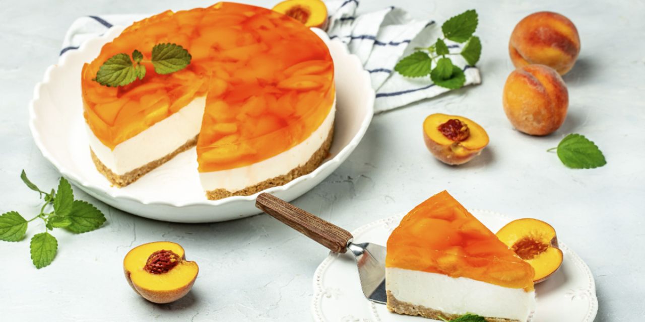 Cheesecake με ροδάκινα: Το πιο δροσερό γλυκό του καλοκαιριού