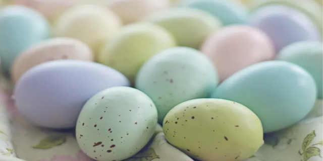 Πώς θα βάψετε τα αυγά με φυσικά υλικά που υπάρχουν ήδη στην κουζίνα σας