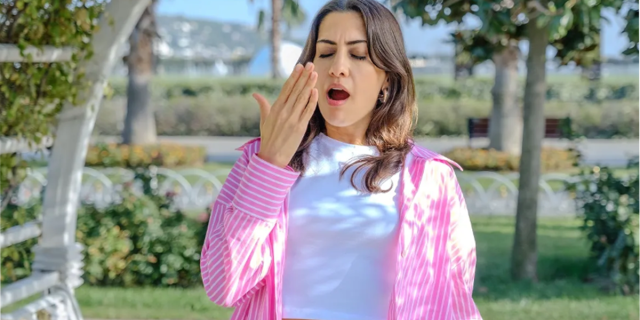 Μύθος ή αλήθεια η εαρινή κόπωση; Οι ειδικοί εξηγούν γιατί νιώθουμε πιο κουρασμένοι όταν μπαίνει η άνοιξη