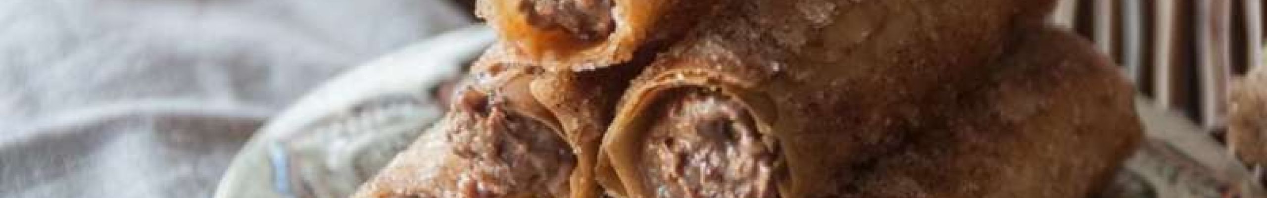 Πουράκια με πραλίνα φουντουκιού και καρύδια του Άκη!