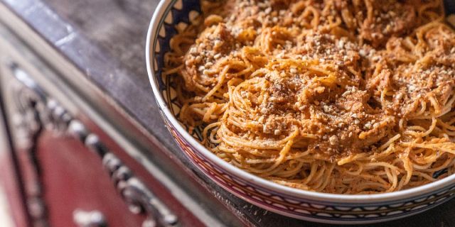 Νηστίσιμη μακαρονάδα με σάλτσα από ταχίνι και τριμμένους ξηρούς καρπούς