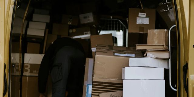 Courier: Νέοι κανόνες στις παραδόσεις – Πώς θα πληρώνουν οι καταναλωτές