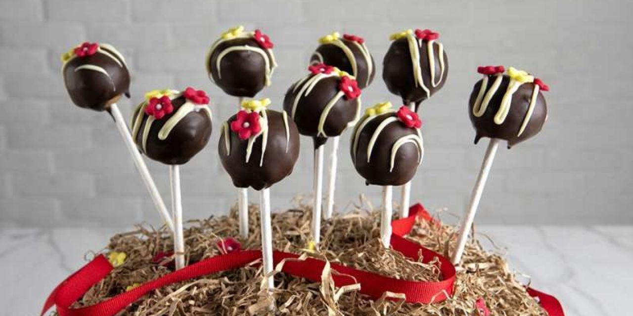 Λαχταριστά Cake pops με πασχαλινά κουλουράκια