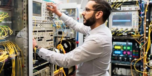 Νέο ρεκόρ με οπτικές ίνες επιτρέπει το ταυτόχρονο streaming 50 εκατομμυρίων ταινιών