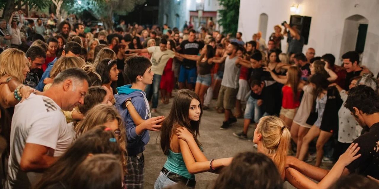 Γιατί η Gen Z γλεντά με τους παππούδες της στα πανηγύρια;