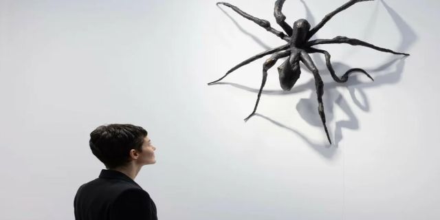 Η Gen Z ξοδεύει τα περισσότερα για τέχνη αλλά δεν θέλει να τη δείχνει σε όλους