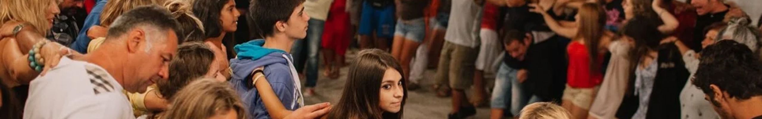 Γιατί η Gen Z γλεντά με τους παππούδες της στα πανηγύρια;