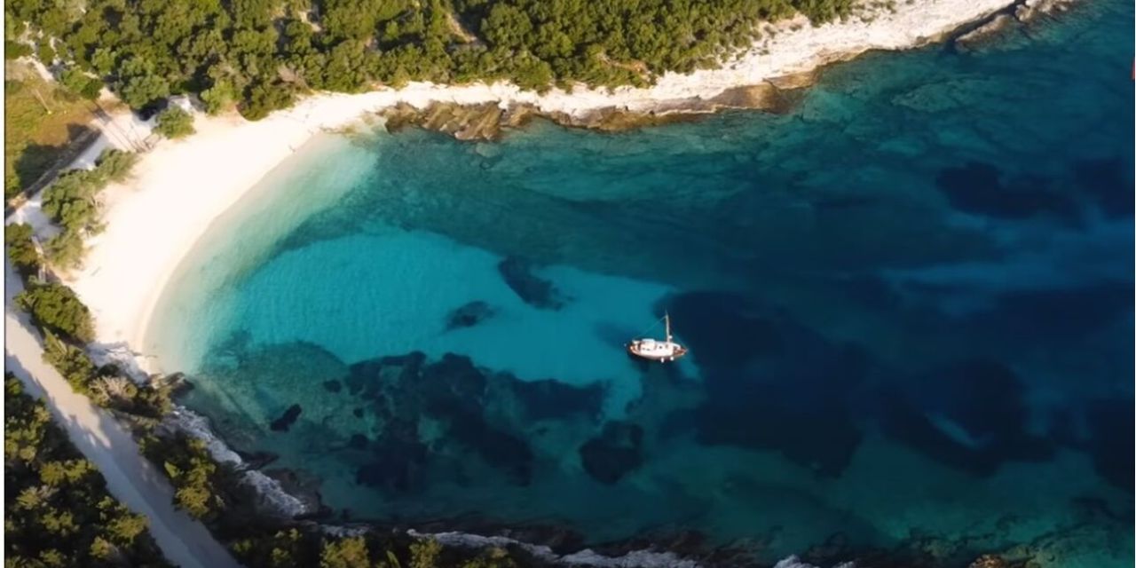 Έμπλυση: Η άγνωστη παραλία του Ιονίου με τα κρυστάλλινα νερά