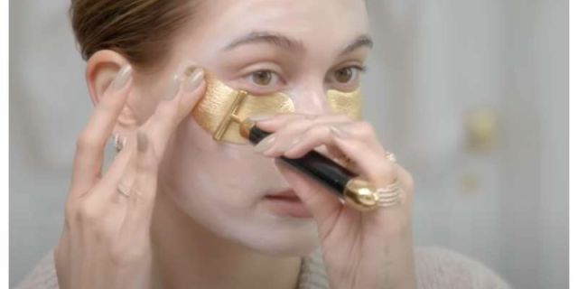 Η Hailey Bieber μόλις μας έδειξε το skincare routine που ακολουθεί κάθε πρωί πριν από μια φωτογράφιση