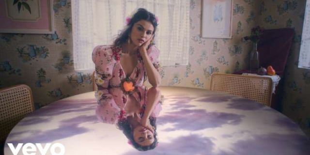 Selena Gomez: Απολαύστε το πρώτο ισπανόφωνο κομμάτι της αγαπημένης τραγουδίστριας